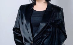 绿鱼头套男孩发声